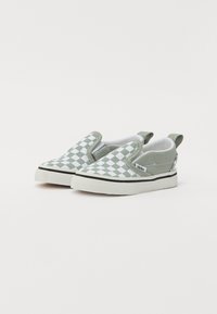 Grüne und weiße Kariert-Slip-On-Sneaker mit elastischen Seitenteilen, schwarzem Gummiaußensohle und einem Logo-Tag an der Seite.