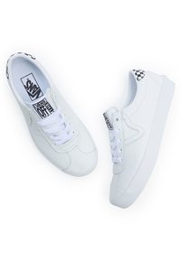 Baskets en cuir blanc avec une coupe basse, bout rond, lacets plats et un accent à carreaux au talon. Présente des détails de couture subtils.