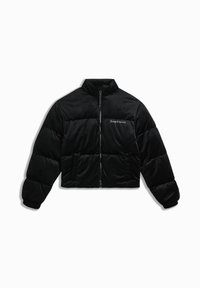 Giacca puffer nera corta realizzata in tessuto morbido e peloso. Presenta una chiusura con zip, collettino alto e polsini elasticizzati con tasche laterali.