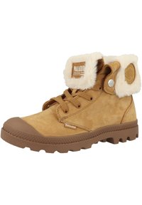 Bottines en suède marron avec un revers en fausse fourrure, bout rond et semelle en caoutchouc. Présente un patch logo et des accents de boutons en métal.
