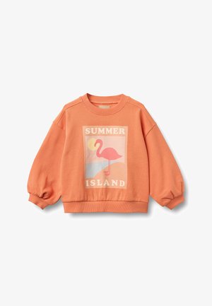 Korallfarget genser med avslappet passform, med puffermed ermer og et frontmotiv av en rosa flamingo, sol og teksten "SUMMER ISLAND".