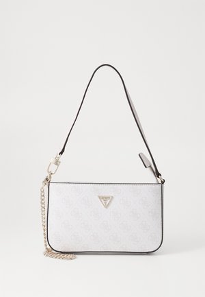 Bijela torba s teksturom i crnim detaljima, lančana naramenica i srebrni logo u obliku trokuta na prednjoj strani. Glatka površina, pravokutni oblik.