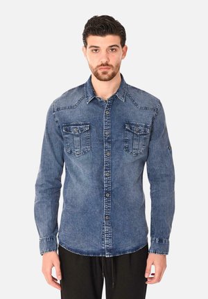 Camicia in denim, blu lavato medio, maniche lunghe, apertura con bottoni, due tasche sul petto, orlo curvo, dettagli di cucitura, vestibilità casual.