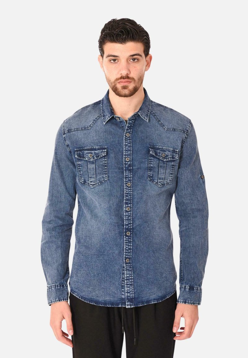 Camicia in denim, blu lavato medio, maniche lunghe, apertura con bottoni, due tasche sul petto, orlo curvo, dettagli di cucitura, vestibilità casual.