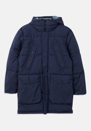 Marineblauw gewatteerd jack met capuchon, voorzien van grote voorkruimelpockets, horizontale stiksels en een ritssluiting. Gemaakt van een lichte synthetische stof.