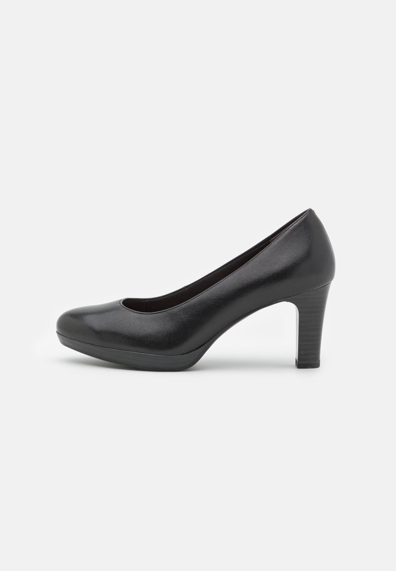 Chaussure à talon noir en matériau synthétique lisse, avec un bout rond, un talon bloc de hauteur intermédiaire et un design minimaliste.