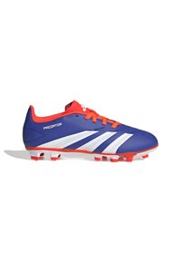 Botas de fútbol azules con acentos rojos, que presentan rayas diagonales blancas. Parte superior de sintético suave, tacos de goma moldeados y diseño con cordones.