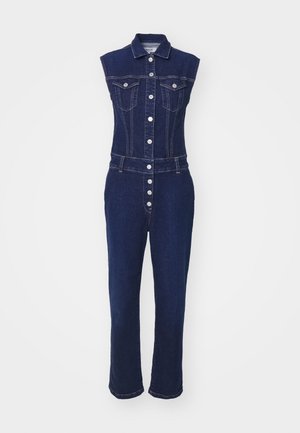 Dunkelblauer Jeans-Overall mit tailliertem Oberteil, ärmellosem Design, durchgehender Knopfleiste und geraden Beinen mit leicht ausgefransten Säumen.