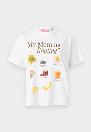Fehér póló a "My Morning Routine" felirattal és illusztrációkkal pirítósról, áfonyáról, sült tojásról, kávéról, lekvárról, narancsléről, vajról és egy banánról.