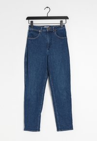 Högmidjade blå denimjeans med rak ben. Har fem fickor, kopparnitar och subtila blekningar. Utformad med dragkedja och knäppning.