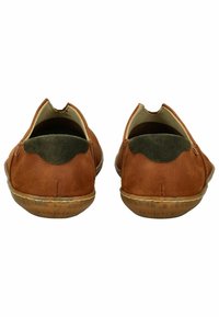 Bruine leren schoenen met een zachte textuur, lage hak en groene suède accenten aan de achterkant, met een ronde neus en eenvoudig ontwerp.
