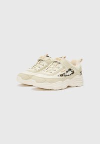 Beige FILA Sneaker mit dicken Sohlen, Leopardenmuster-Akzenten an den Seiten und Klettverschlussriemen, vor einem schlichten Hintergrund gezeigt.