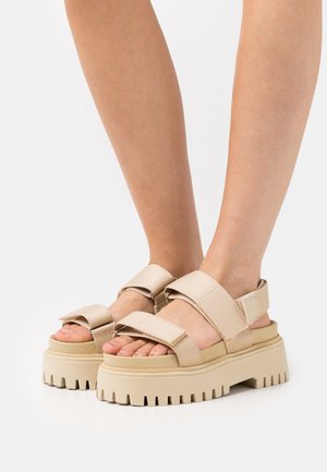 GROOVY - Sandalen met plateauzool - camel