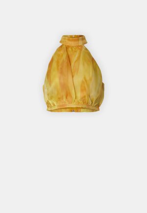 Top giallo con scollo a halter e design arricciato, dotato di un collo alto e orlo elastico. Il tessuto ha una texture liscia e fluida con un motivo ad acquerello.