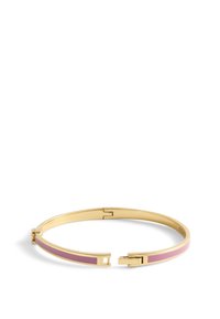 Bracciale rigido color oro con una finitura liscia, caratterizzato da un'inserto in smalto rosa e un design di chiusura sicura. Forma semplice e cilindrica.