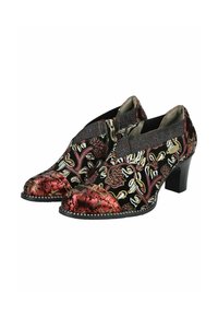 Zapatos de tacón con material de terciopelo negro, que presentan bordados florales multicolores, una puntera redonda y acentos rojos contrastantes en la parte delantera.