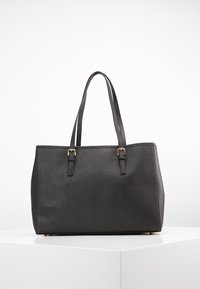 Borsa tote nera in materiale sintetico con due manici lunghi, forma strutturata, superficie testurizzata e dettagli in hardware dorato sulle cinghie.