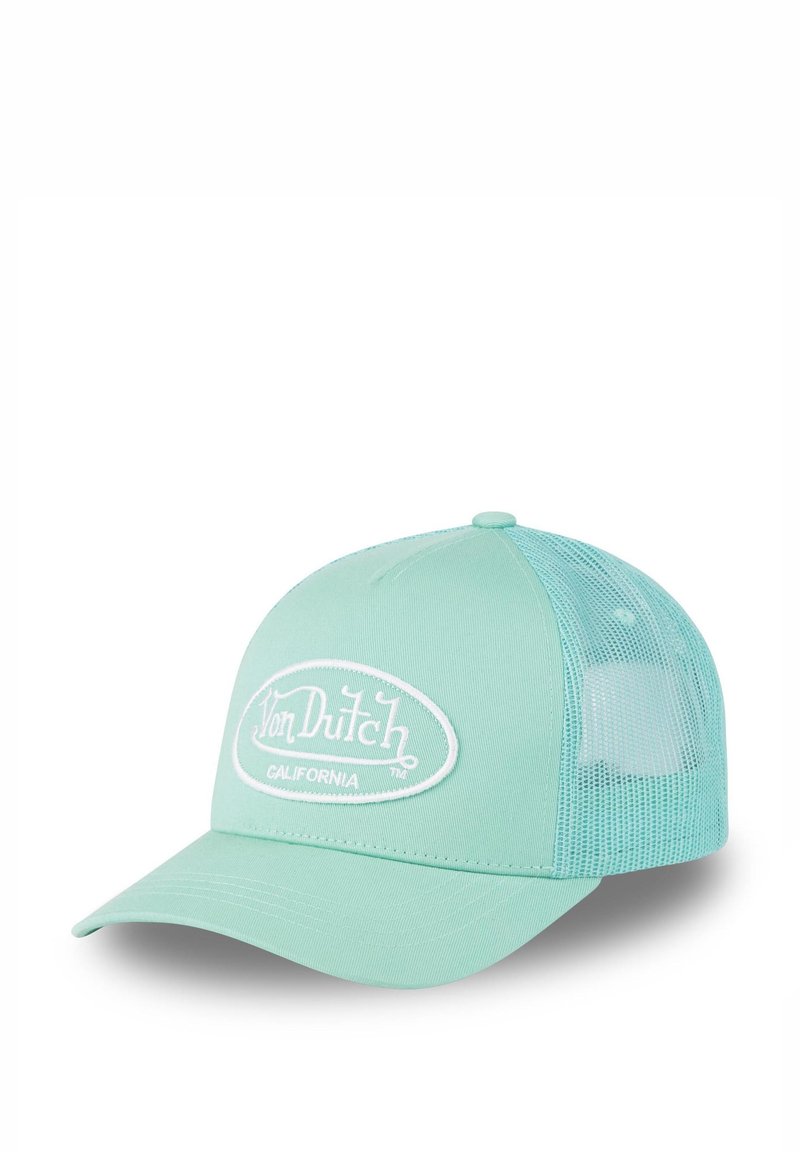 Gorra trucker verde menta con visera curva, paneles laterales de malla y un logotipo blanco bordado destacado que dice "Von Dutch CALIFORNIA".