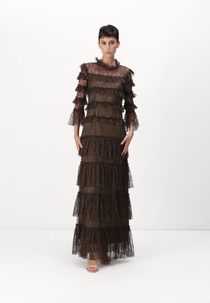 Abito maxi in pizzo marrone con strati arruffati, maniche lunghe trasparenti e scollo alto. Tessuto liscio con dettagli in pizzo intricati.
