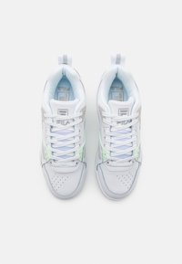 Baskets de sport blanches avec des accents bleu clair et vert menthe. Comprend des panneaux en maille, des lacets plats, un bout perforé et un col rembourré.
