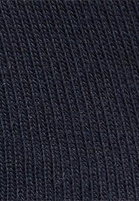 Sötét tengerészkék kötött anyag sima felülettel, finom bordázott mintával és egységes, egyenletes szövésmintával az egész felületen.