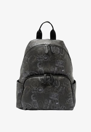 Sac à dos noir avec une surface texturée, présentant des motifs estampillés sur le thème du voyage. Double compartiment zippé et une poche avant pour le rangement.