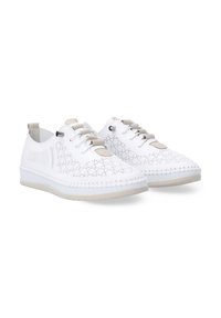 Weiße Schnürschuhe mit aufwendigem, durchbrochenem Blumendesign, weichem Material, beigen Akzenten und einer strapazierfähigen Gummisohle.