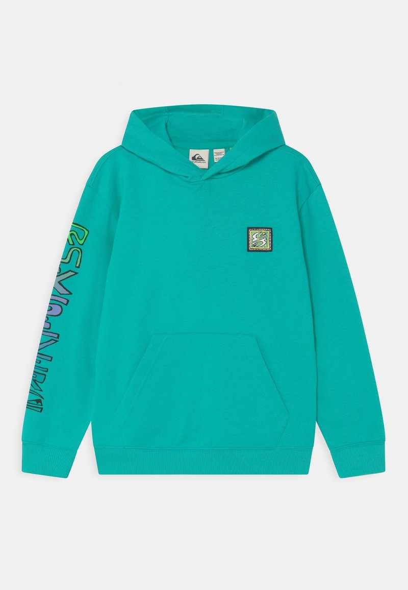 Sweat à capuche turquoise avec poche avant, petit graphique carré sur la poitrine et design de texte coloré le long de la manche gauche.