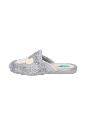 Zapatilla gris esponjosa sin cordones con un diseño de corazón blanco en la parte superior y una suela de goma plana, vista de lado.