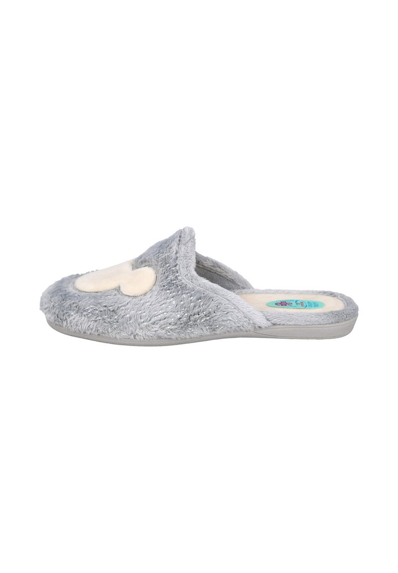 Zapatilla gris esponjosa sin cordones con un diseño de corazón blanco en la parte superior y una suela de goma plana, vista de lado.