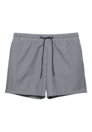 Șort de baie pentru bărbați cu dungi verticale albastre și albe și talie reglabilă cu șnur negru.