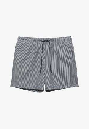 Muške kupaće hlače s okomitim prugama u mornarsko plavoj i bijeloj boji te crnim podesivim pojasom s vezicom.