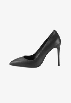 Escarpin stiletto noir en cuir à talons hauts avec un bout pointu et une silhouette élancée, présenté de côté droit sur un fond blanc.