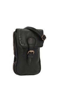 Kleine zwarte leren crossbodytas met gesp aan de voorkant en een rits langs de zijkant.