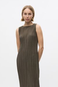 Ärmelloses knielanges Kleid in olivgrün mit vertikalen Falten, runder Ausschnitt und figurbetontem Schnitt, aus glattem Stoff gefertigt.
