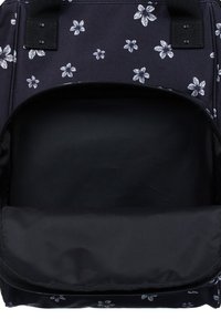 Mochila de tela negra con patrones florales blancos. Contiene un amplio compartimento con cremallera y un interior suave de color negro sólido. Correas acentuadas.