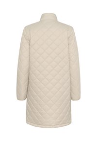 Gepolsterter, langer beiger Mantel mit Kragen und langen Ärmeln. Verfügt über ein Diamantmuster, eine glatte Textur und keine sichtbaren Verschlüsse oder Taschen.