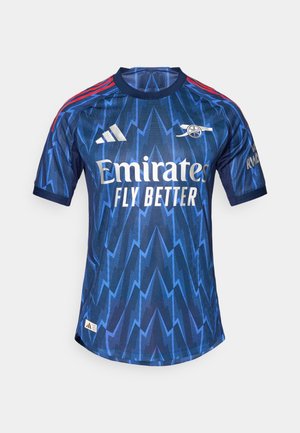 Maglia da calcio blu navy con motivo a fulmine, tessuto testurizzato, dettagli rossi, scollatura arrotondata e logo "Emirates Fly Better".