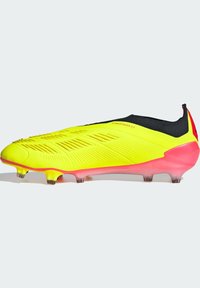 Crampon de football jaune vif avec une surface texturée, un col noir et une semelle rose. Dispose d'une technologie de matériau hybride et d'un design élégant.