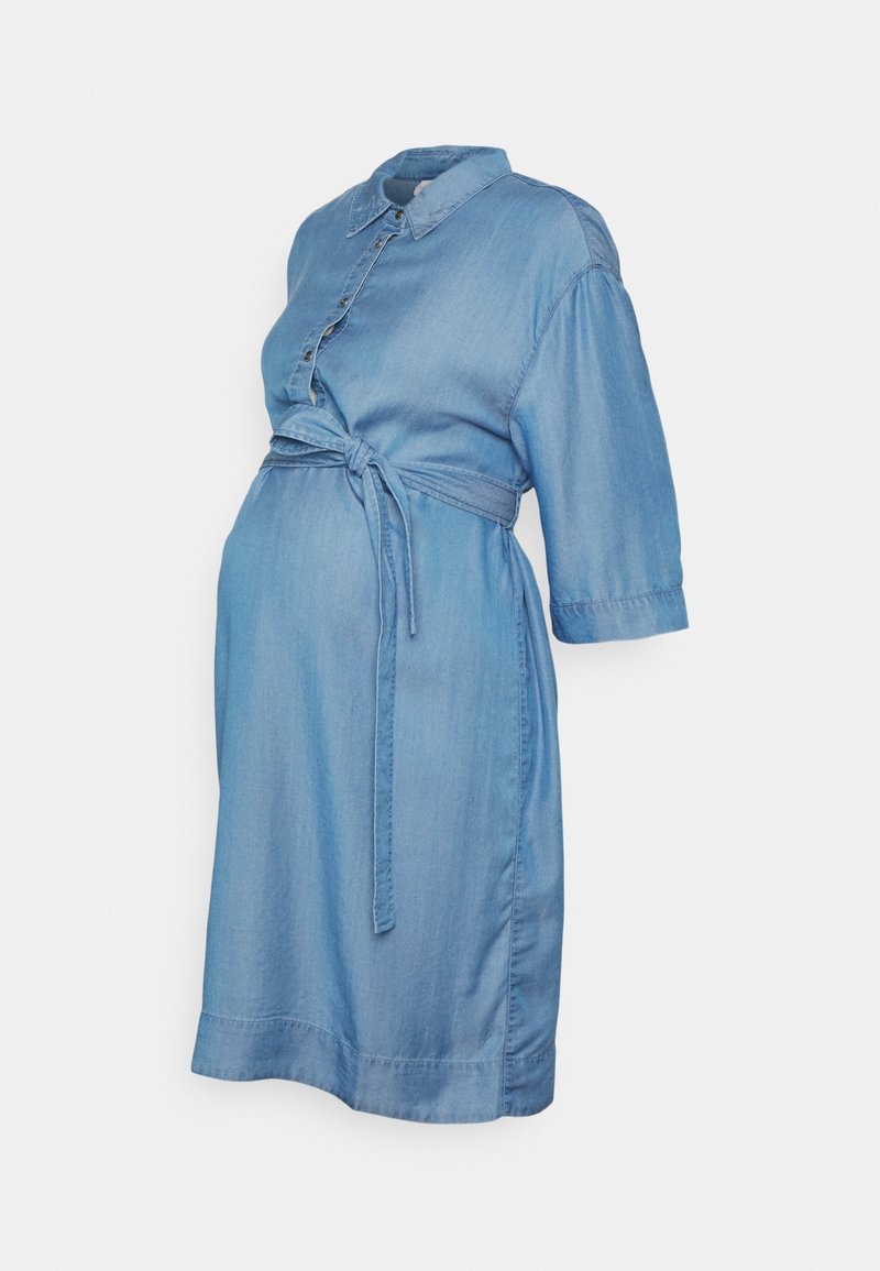 Jasnoniebieska sukienka ciążowa z jeansu, z krótkim rękawem, z przodem zapinanym na guziki oraz wiązaniem w talii dla regulowanego dopasowania. Gładka faktura i długość do kolan.