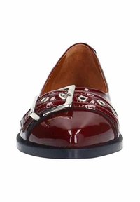 Rode patenten leren schoen met een brede band die zilveren hardware en oogjesdetails bevat, spitse neus en een lage zwarte rubberen zool.