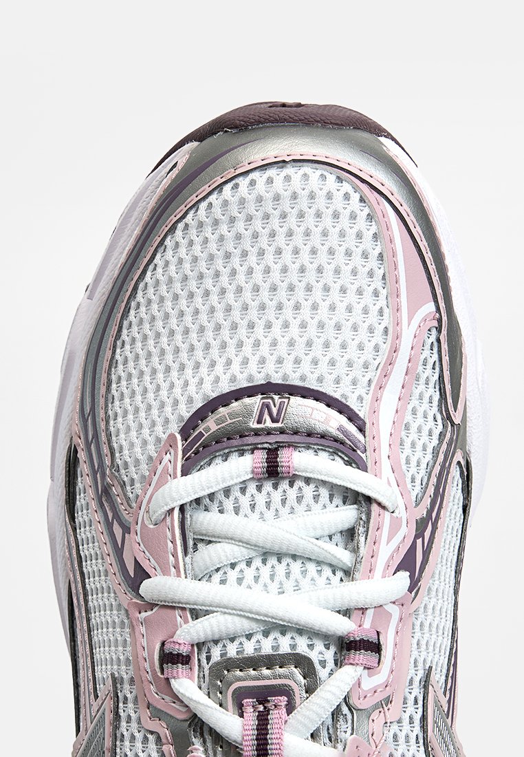 Weißes Netzsneaker mit lavendelfarbenen und grauen Akzenten, ausgestattet mit einem gepolsterten Kragen, runden Schnürsenkeln und einer Gummisohle mit filigranen Designs.