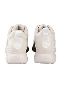 Par off-white Buffalo sneakers set bagfra, der viser polstrede kraver, løkke trækfaner og tykke teksturerede såler.
