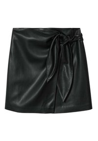 Mini jupe en similicuir noir avec un design croisé à l'avant et un nœud noué à la taille.