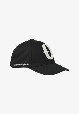 Črna kapa iz blaga z izrazitim belim vezenim logotipom spredaj. Na strani je napis "Atelier Originals."
