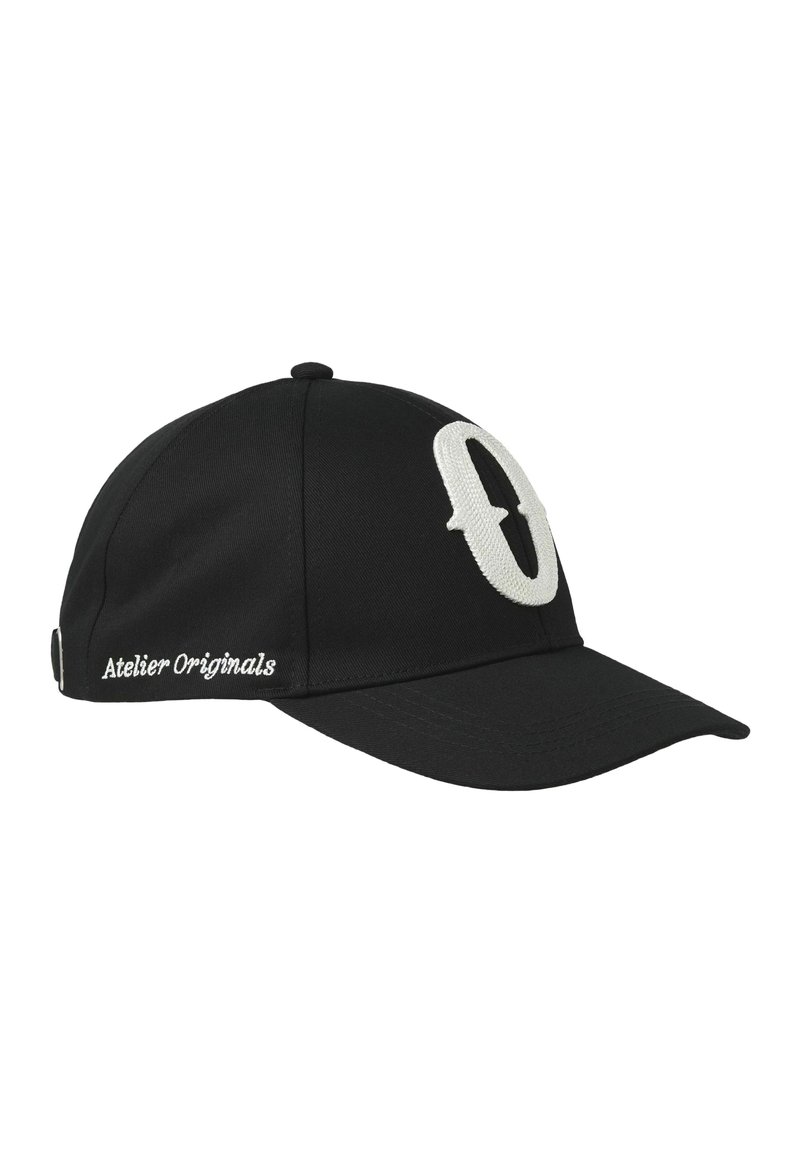 Zwarte pet van stof, met een opvallend wit geborduurd logo aan de voorkant. Aan de zijkant staat de tekst "Atelier Originals."