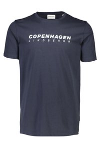 Camiseta de algodón azul marino con cuello redondo, mangas cortas y texto blanco que dice "COPENHAGUEN LINDENBERGH" en la parte frontal.