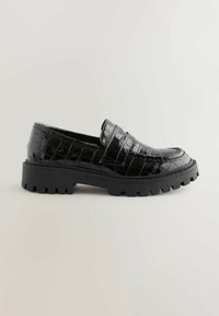 Czarne lakierowane loafersy ze wzorem krokodyla, z masywną podeszwą i teksturowanymi akcentami.