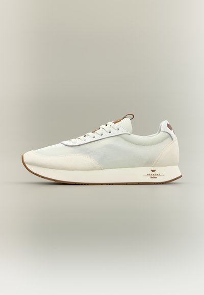 Baskets basses blanches avec détails en maille et en daim, semelle marron, fermeture à lacets à l'avant et logo "Weekend MaxMara" sur la semelle intermédiaire du talon.