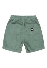 Gröna kordfläckiga shorts med resårmidja, två bakfickor och en liten märkesetikett på den högra fickan. Vertikal ribbad textur.